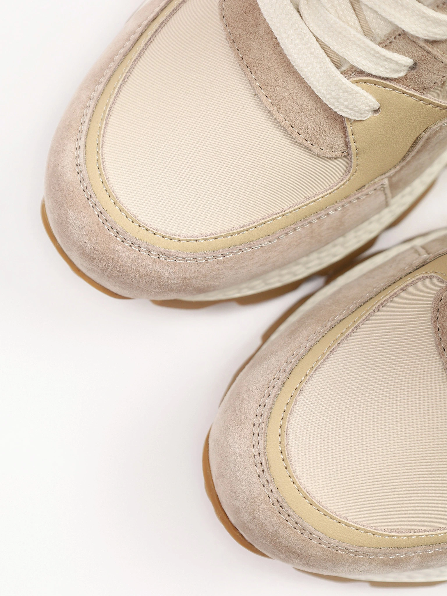 Кроссовки комбинированные бежевого цвета на рельефной подошве